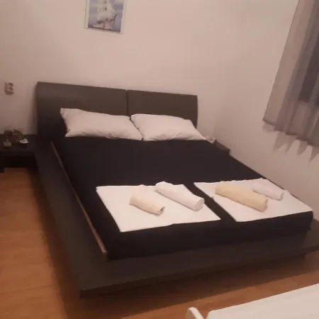 Lovely In With Balcony Apartment Pirovac